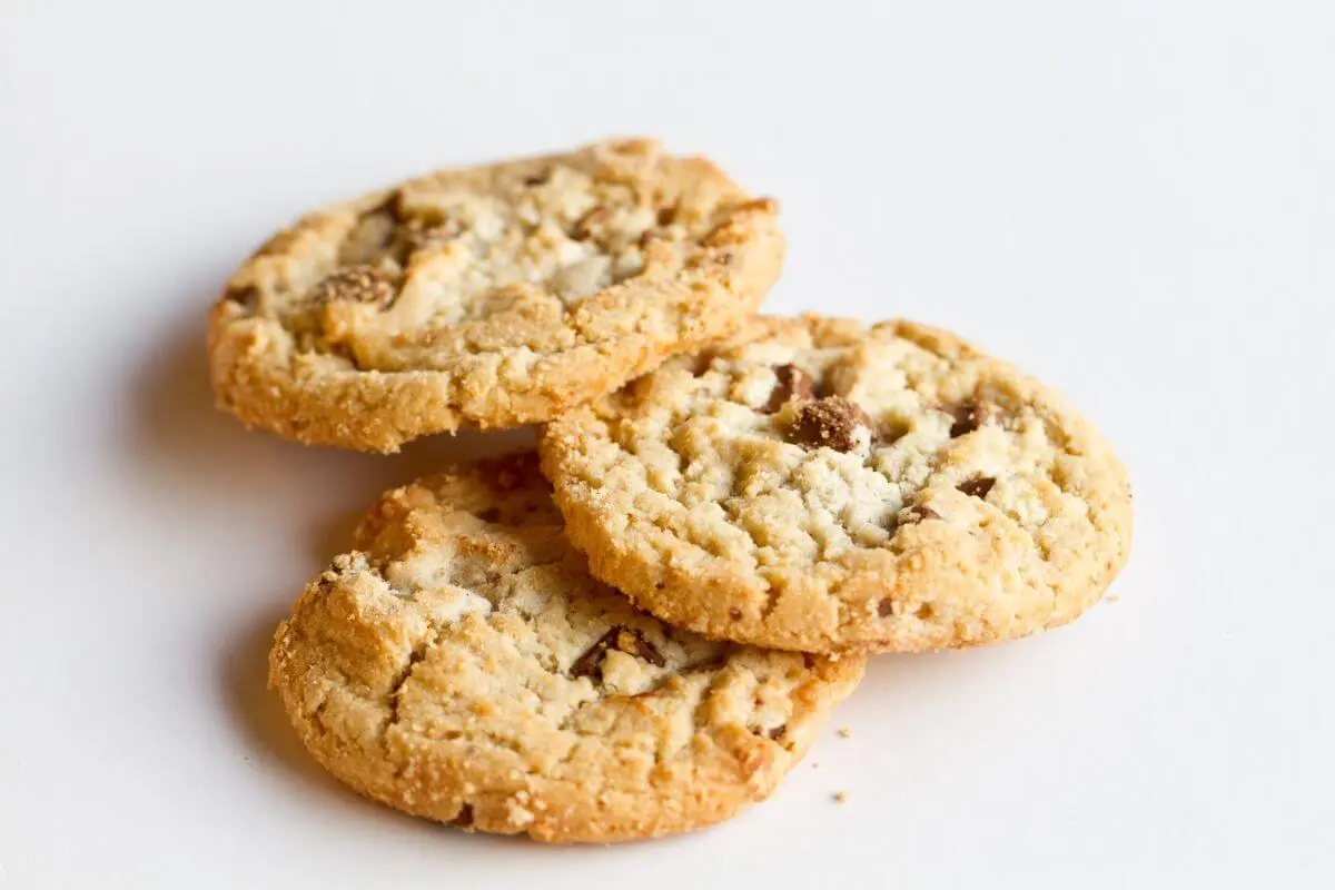 Crispy golden Chocolate Chip Cookies Without Chocolate Chips.