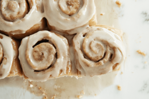 cinnamon roll with cream cheese